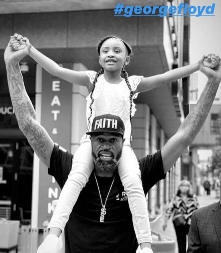 弗洛伊德女儿骑在NBA球星脖子上笑靥如花爸爸改变了全世界