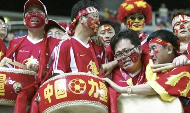日本大叔祝福中国赢德国国足蹲家里频繁被玩梗好笑又心酸