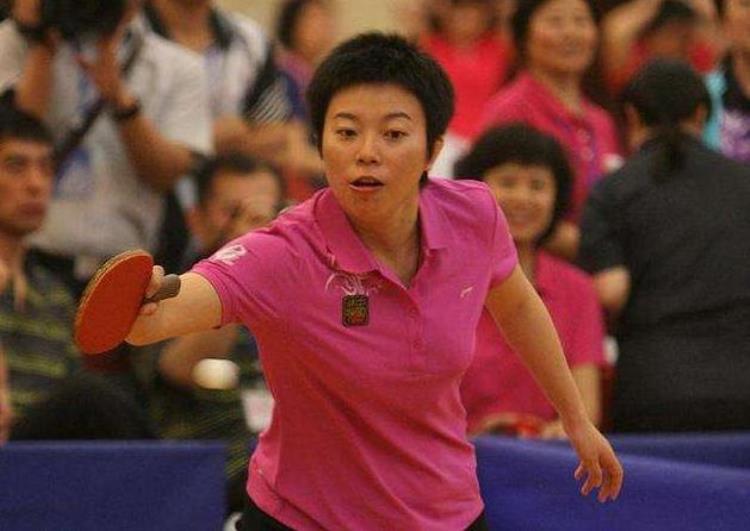 乒乓球解说员杨影现状「从乒乓冠军到央视名嘴解说惹众怒的杨影如今怎么样了」