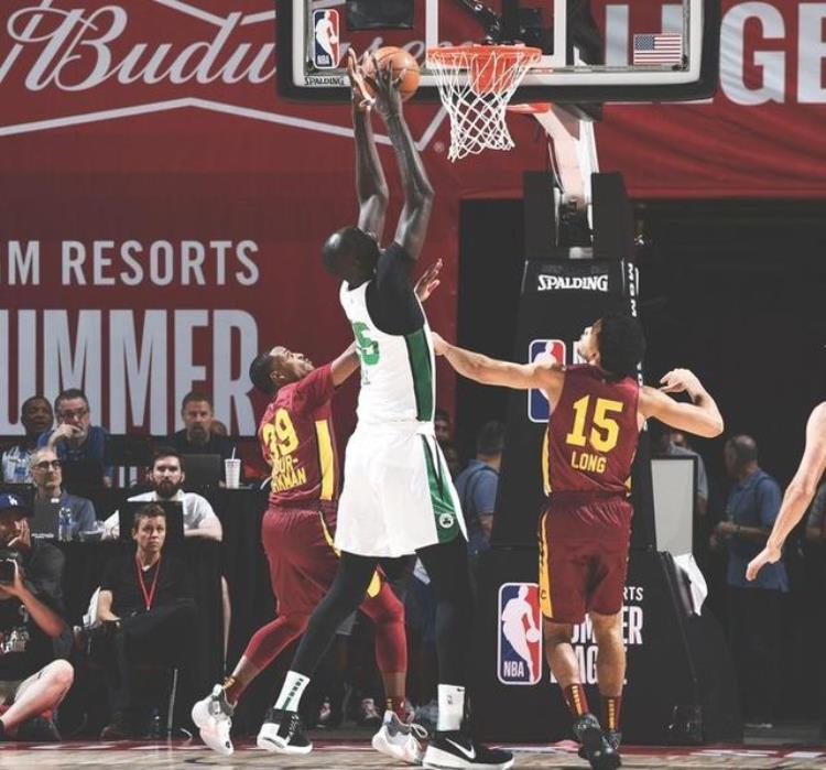 周琦臂展2米33NBA历史第8人球迷评论没用还不是打不了NBA