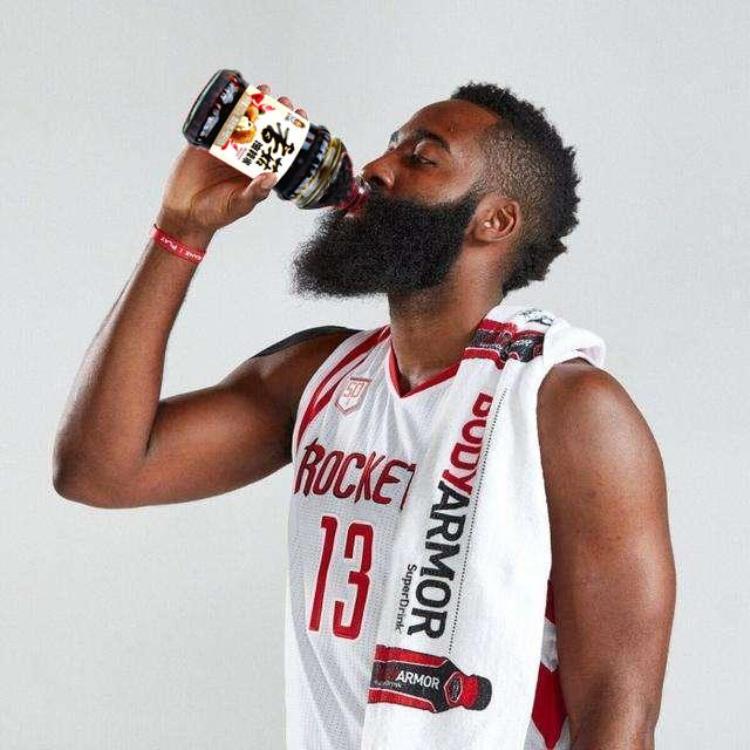 当NBA球星喝上老干妈姚明一脸享受詹姆斯小心翼翼