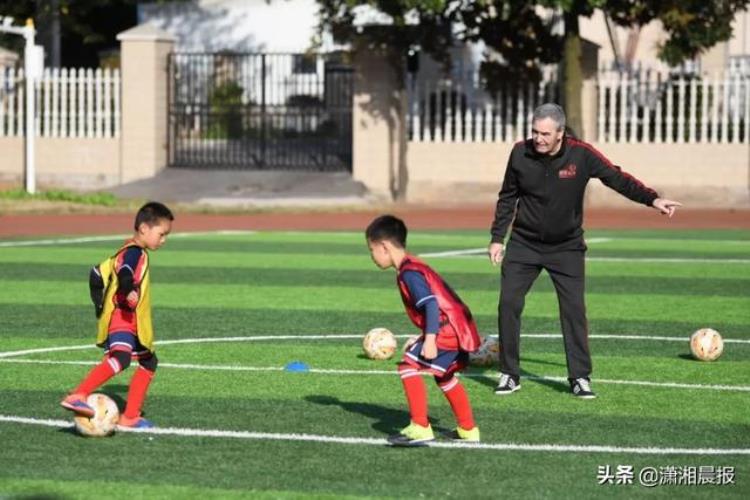 限薪一千万元能拯救中国足球吗英超青训教父在长沙开药方抓青训用十年培养出一个姚明