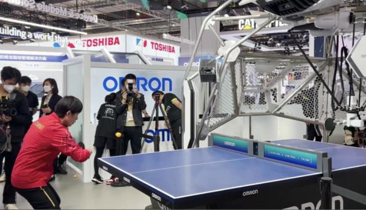 升级后的乒乓球机器人再战世界冠军这一次它被表扬了|进博进行时