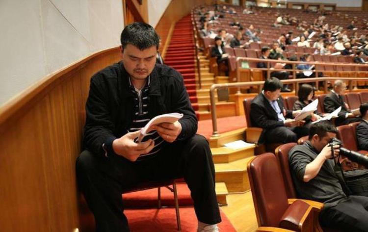 对比普通人NBA巨人生活上有什么烦恼姚明开会只能坐小板凳