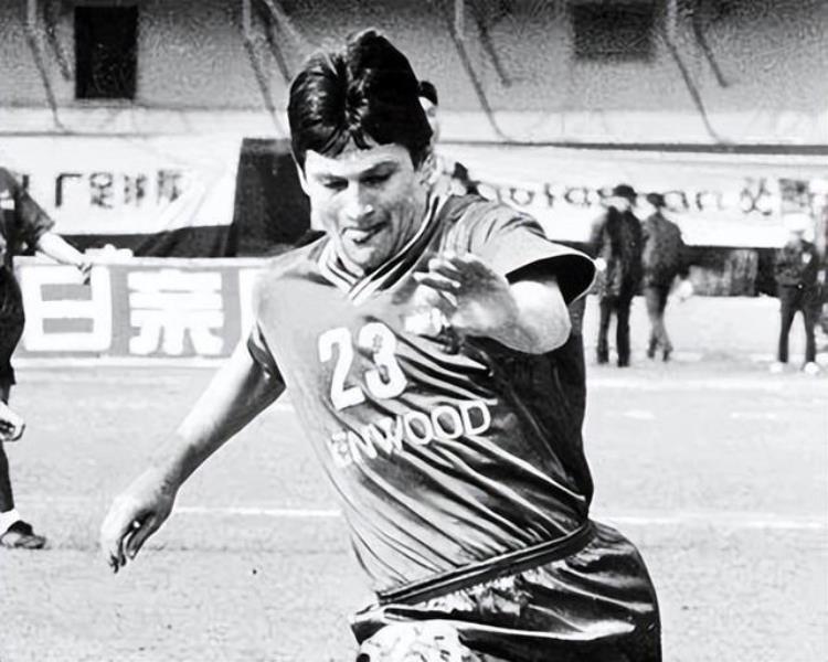 中国足球倒退28年中超队找外援竟试训留学生他能成新瓦洛佳