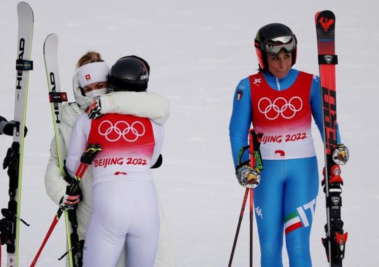 冬奥高山滑雪女子大回转我国两位选手成功完赛足球名将娇妻摘铜