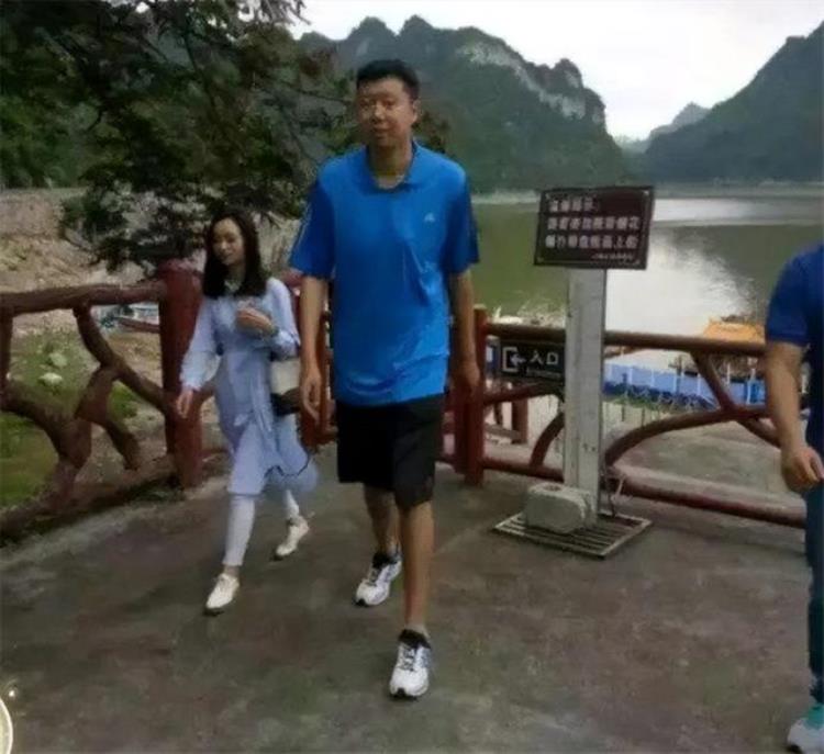 王治郅 追风少年「45岁的王治郅曾经的篮球名将永远的追风少年」