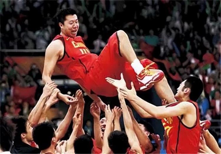 王治郅 追风少年「45岁的王治郅曾经的篮球名将永远的追风少年」