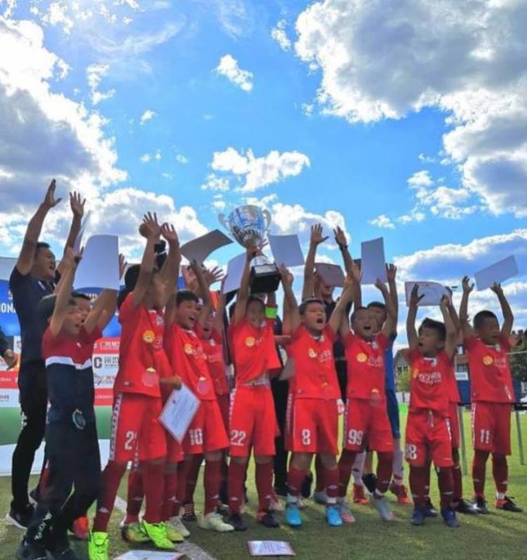 挑战巴萨这群9岁的中国足球小将迎难而上「挑战巴萨这群9岁的中国足球小将迎难而上」