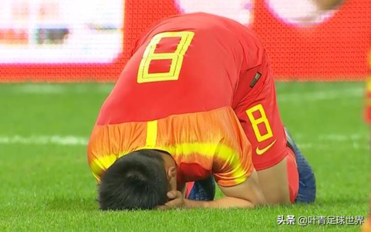 比02更绝望这3个镜头告诉你中国足球有多差球员崩溃跪地