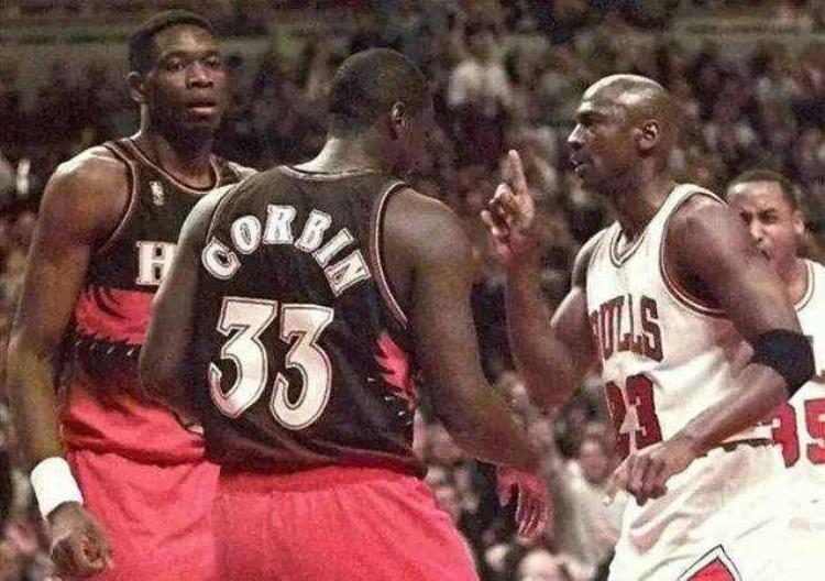 NBA给伟大球星的特殊待遇乔丹经历两次只有穆大叔能摇手指