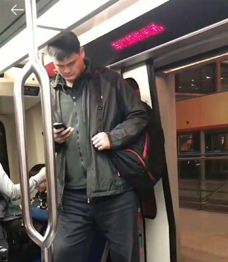 对比普通人NBA巨人生活上有什么烦恼姚明开会只能坐小板凳