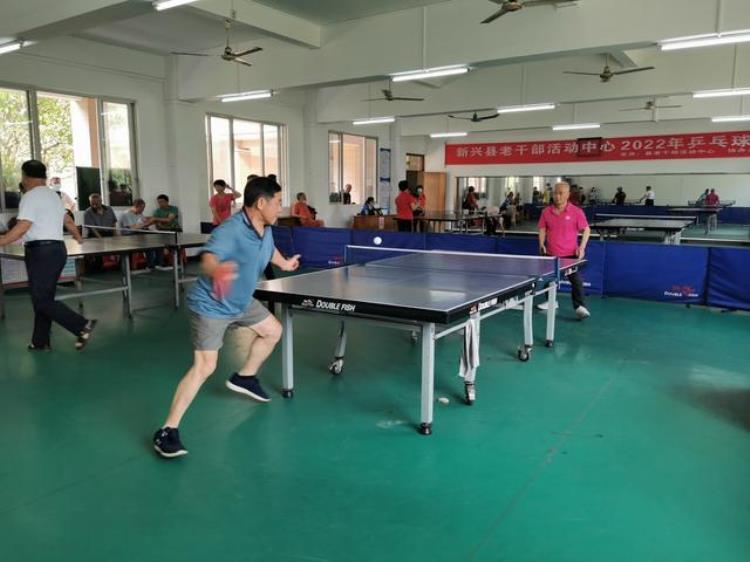健康我做主乒出我风采新兴县老干部活动中心举行2022年庆五一乒乓球比赛