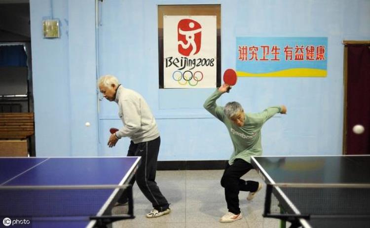 打乒乓球健脑护眼好处多但老人打球要充分热身少争强好胜以免受伤