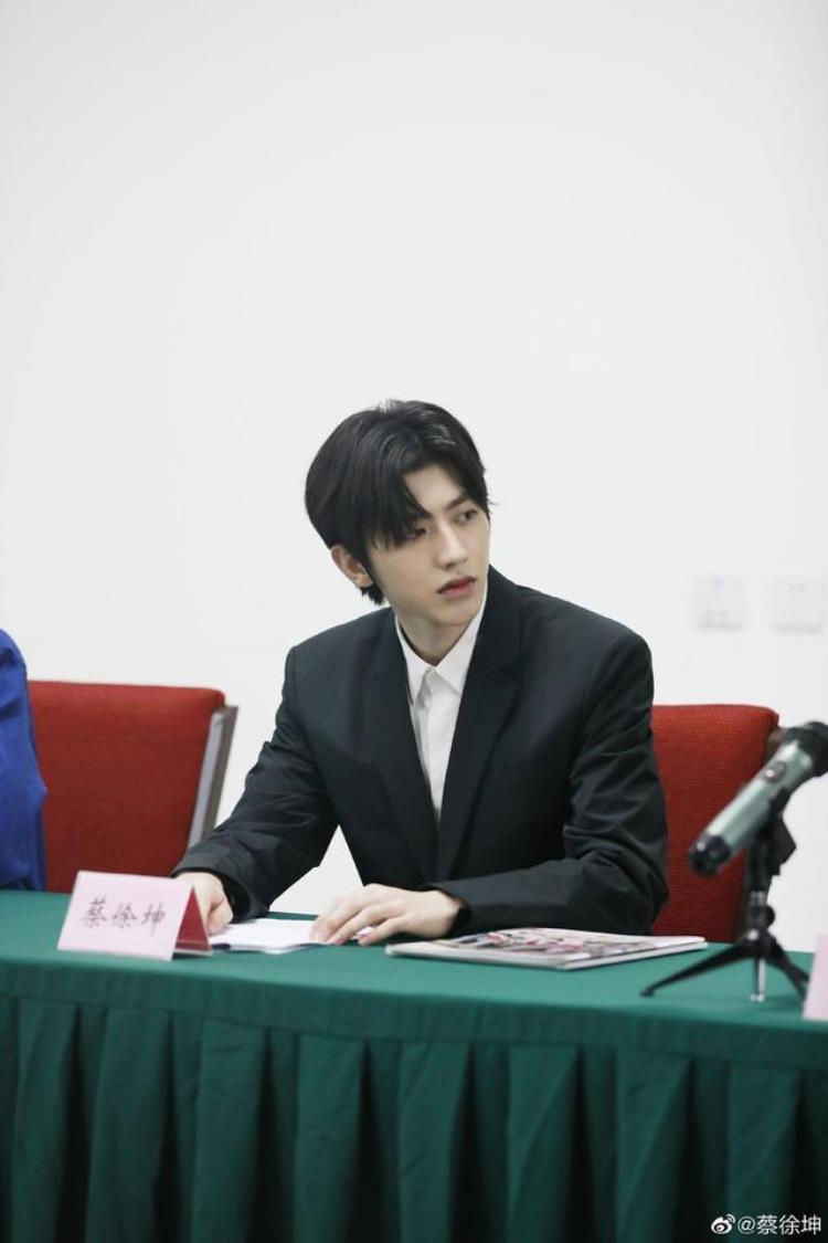 蔡徐坤因为篮球什么事情「蔡徐坤手撕黑幕战胜资本却因打篮球被全网黑他经历了啥」
