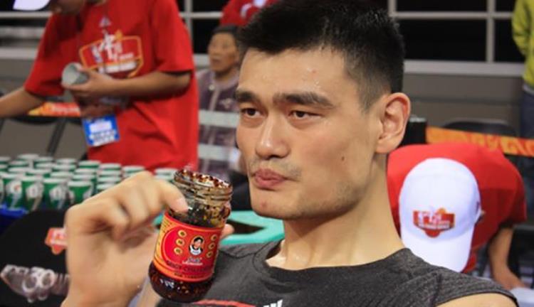 当NBA球星喝上老干妈姚明一脸享受詹姆斯小心翼翼