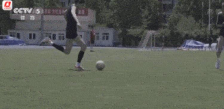 中国女排踢足球满屏都是大长腿朱婷从守门员踢到前锋