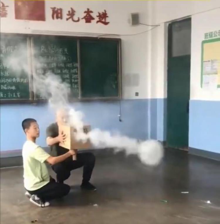 化学老师表演喷火「各科老师的专属绝活物理老师会发电化学老师会喷火」