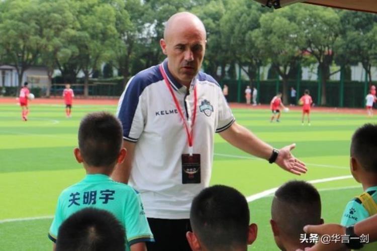 西班牙踢球难看「中国踢球的孩子差在哪西班牙外教的评价很刺耳脑子不太灵活」