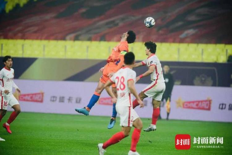 山东足球夺冠「实至名归山东泰山加冕双冠王已成为中国足球发展新标杆」