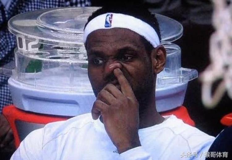 毁球星NBA球星的搞笑抓拍詹姆斯挖鼻孔科比球场公然接吻