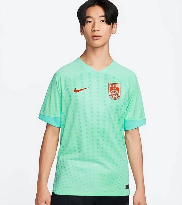足球十大难看球衣「国足球迷球衣出炉外观价格模特引争议球迷滚又贵又丑」