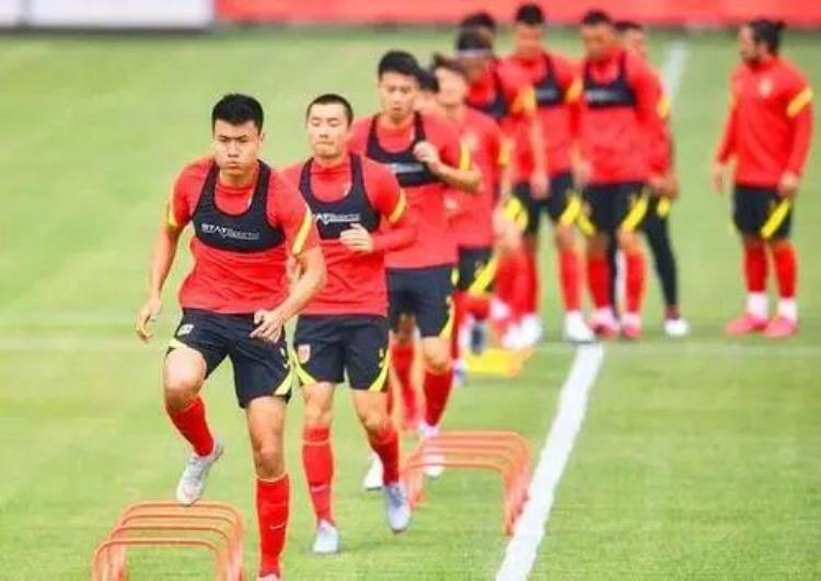 北京足球事件「下午13点北京媒体做出争议报道中国足球成笑话球迷骂声一片」