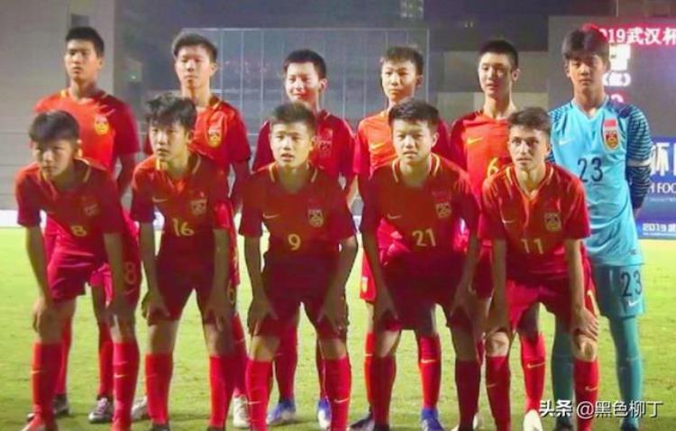 12中国足球时隔34天再输韩国球迷场边撕心裂肺喊进一个
