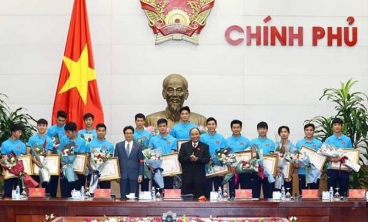 中国与越南足球实力对比「再看中国足球越南足球的差别中国球员收入高越南球员赛场拼」
