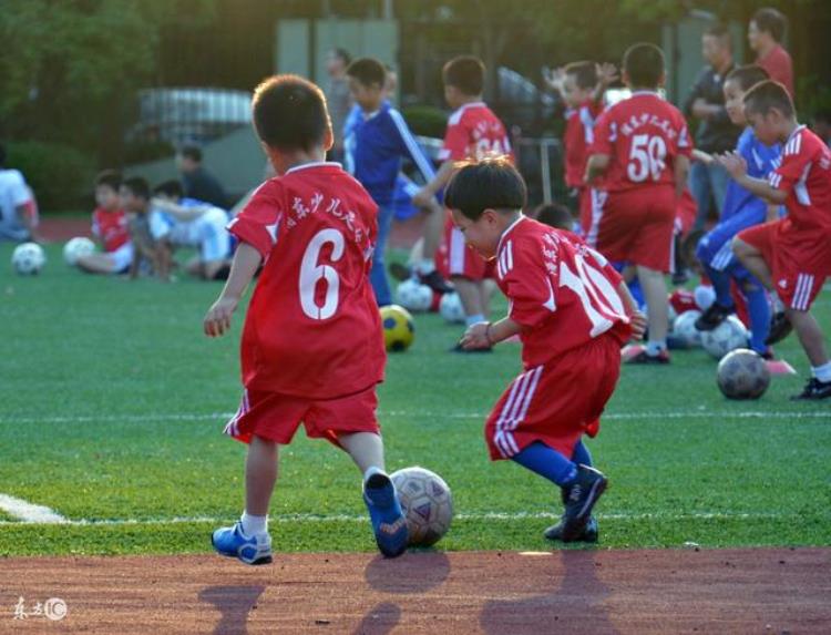 青少年足球热身游戏充分调动孩子的积极性