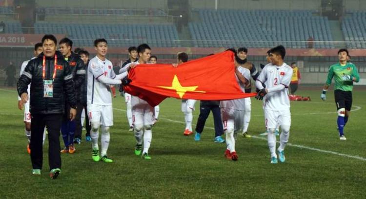 中国与越南足球实力对比「再看中国足球越南足球的差别中国球员收入高越南球员赛场拼」