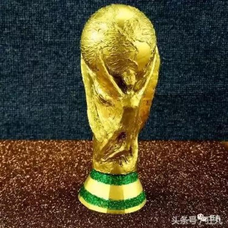 拿出胶水和纸卷你能比中国足球队先拿到世界杯