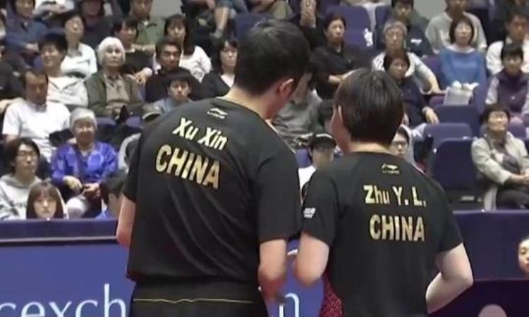 朱雨玲许昕混双决赛「许昕朱雨玲夺冠一人该反思谁注意到中国队身后的红衣方阵」