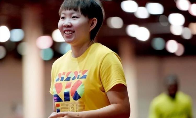 国乒冠军亮相新岗位选择退役的朱雨玲每个月能拿多少退役金