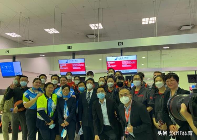 载誉归来!中国女篮乘南航专机从悉尼回国,值机被澳洲工作人员追星