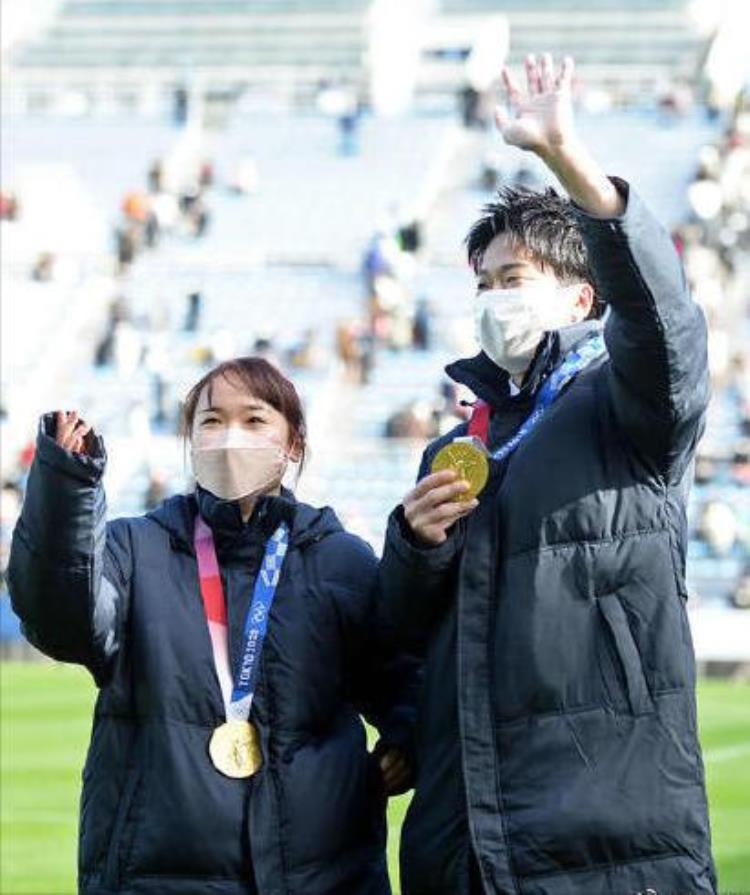 伊藤美诚水谷隼奥运混双夺冠还在庆祝并且规格越来越升级