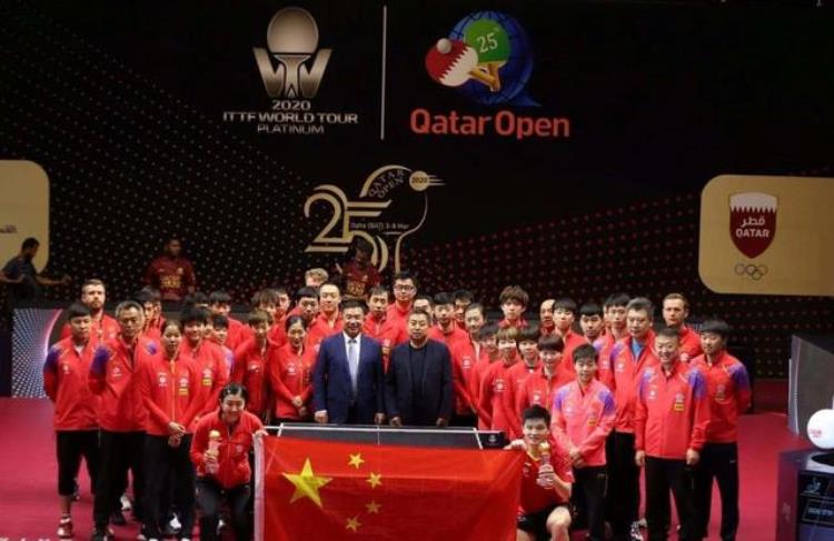 乒乓球获奖感言20字「国乒五位世界冠军向英雄致敬在球板上写下20字寄语做暖心举动」
