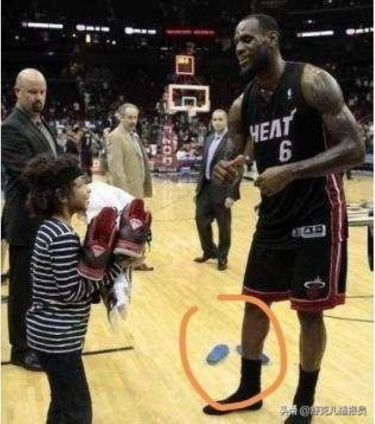 nba球星送鞋为什么要把鞋垫拿出来「NBA球星为啥送鞋时都把鞋垫拿出来是舍不得还是怕熏到球迷」