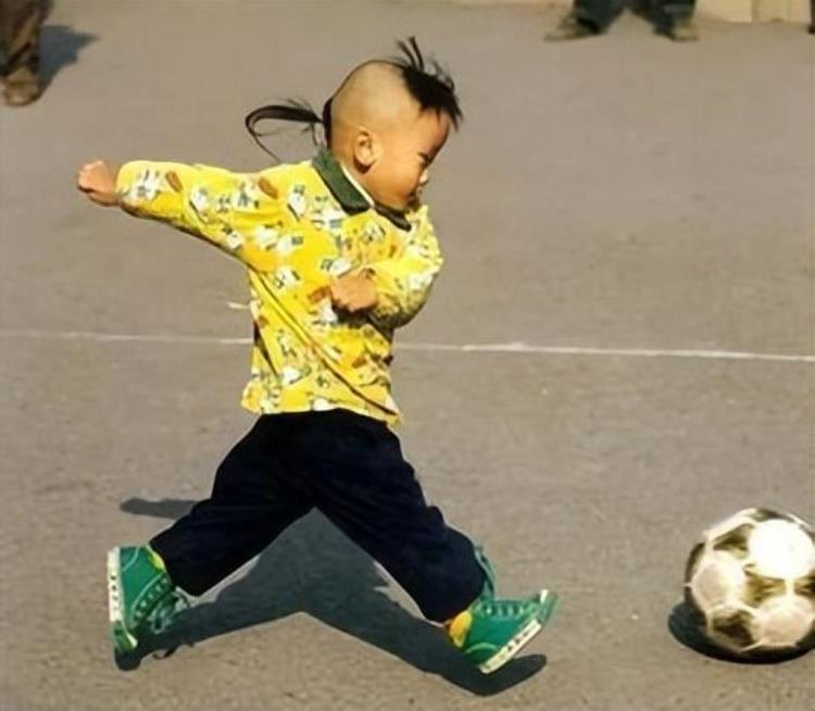 米卢时期的国足「2002年那个被米卢称赞的中国足球神童周了了后来怎样了」