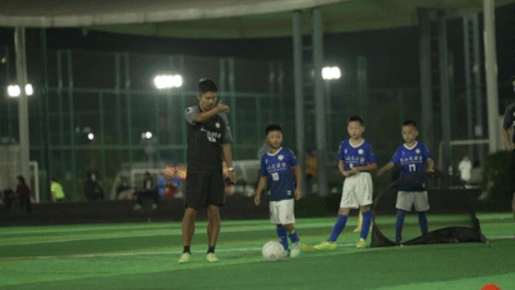 中超外籍教练「从中超外援到深圳青训教练让更多小孩疯狂爱上足球|为热爱上场」