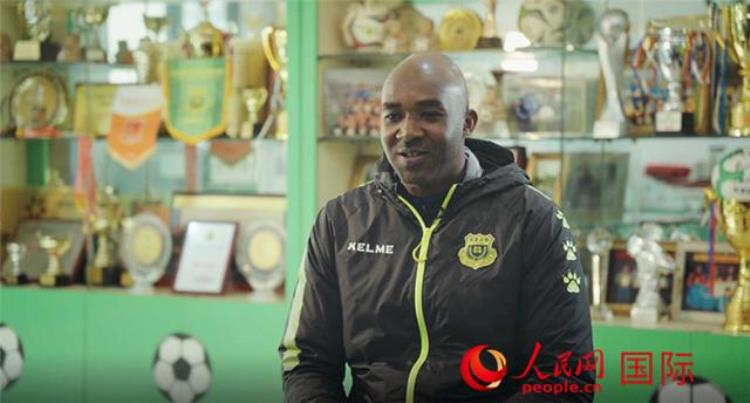苏丹足球教练李卡德陪中国孩子寻梦绿茵