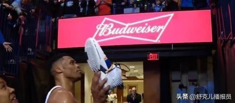 nba球星送鞋为什么要把鞋垫拿出来「NBA球星为啥送鞋时都把鞋垫拿出来是舍不得还是怕熏到球迷」