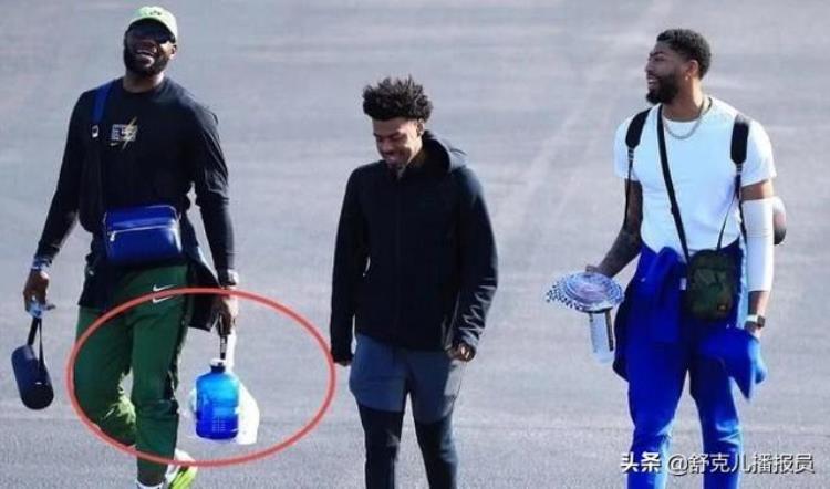 揭秘NBA为何詹姆斯总是带着一个蓝色大瓶子里面是什么宝贝