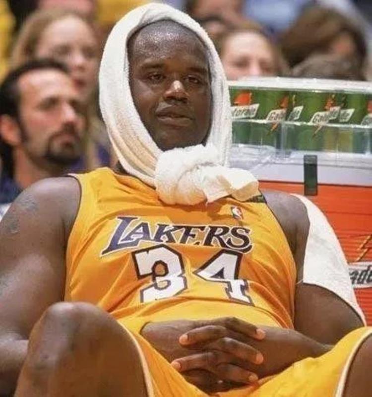 nba球员用的毛巾「揭秘NBA中毛巾有什么用赛后都怎么处理球星有专属的毛巾吗」