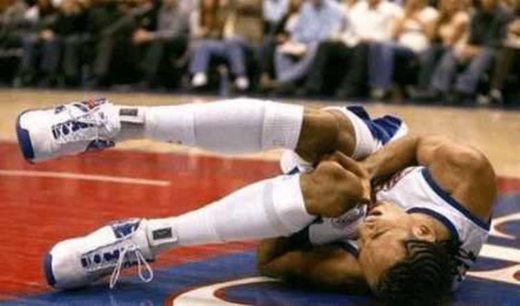 NBA10大受伤镜头利文斯顿受伤遭禁播姚明恩师被重拳打出脑浆