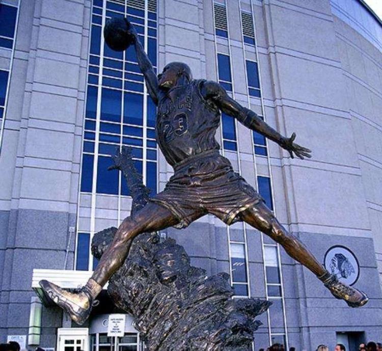 10位在球馆外拥有雕像的NBA球员每个人都是一个时代
