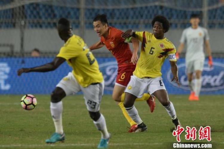 中国男足热身赛0:4憾负哥伦比亚