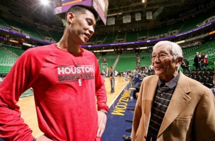 林书豪第一个nba球队「他是NBA首位亚裔球员曾打过二战是林书豪和八村塁之前的先行者」