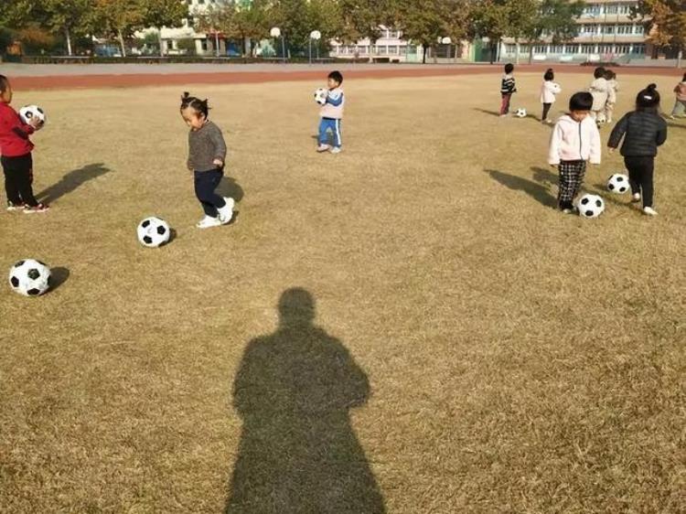 米卢时期的国足「2002年那个被米卢称赞的中国足球神童周了了后来怎样了」