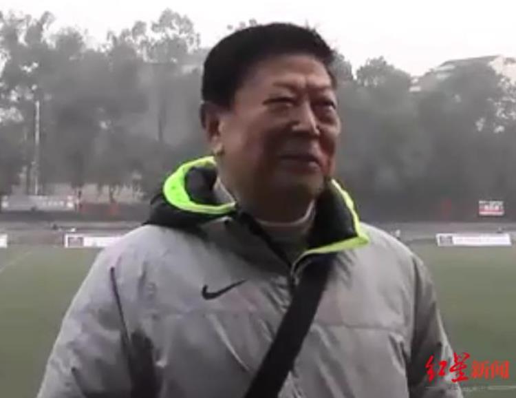 姚夏父亲足球名宿姚明福今天凌晨在重庆因病去世